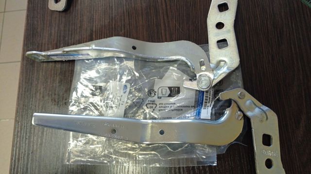 Шарнир капота левый 2370749 FORD