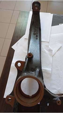 Цапфа (поворотный кулак) передний левый 7L6407257A VAG
