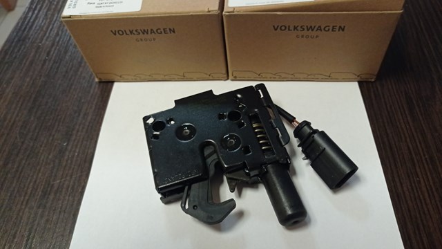 Запор капота (замок и привод замка капота) 8S0823509B BENTLEY