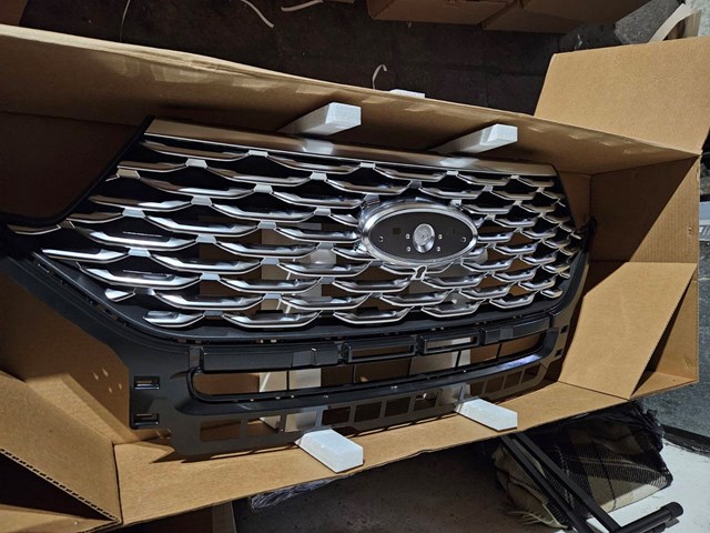 Решетка LB5Z8200DC FORD