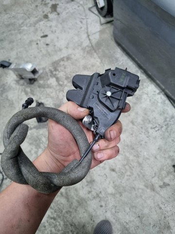 Замок крышки багажника A2047500185 MERCEDES