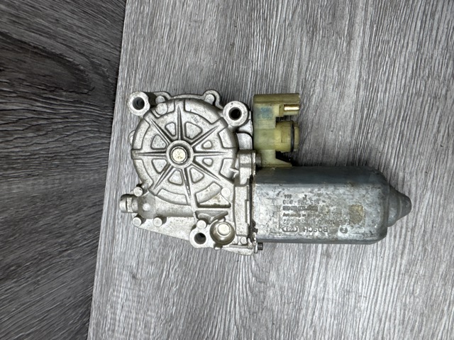 Мотор стеклоподъемника двери задней, левой 0130821502 BOSCH