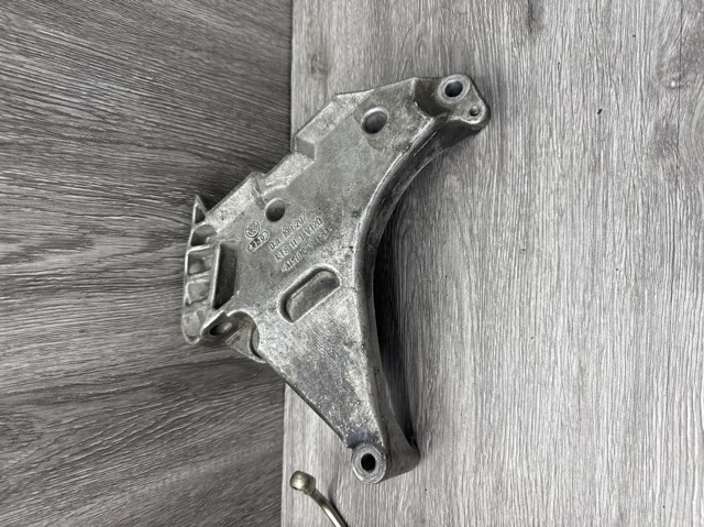 Кронштейн подушки (опоры) двигателя, правой 03L199207 VAG