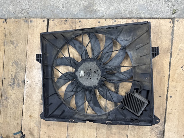 Диффузор радиатора охлаждения в сборе с мотором и крыльчаткой Mercedes R