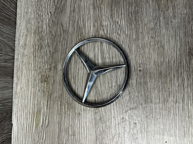 Эмблема на крышку багажника 1648170016 MERCEDES