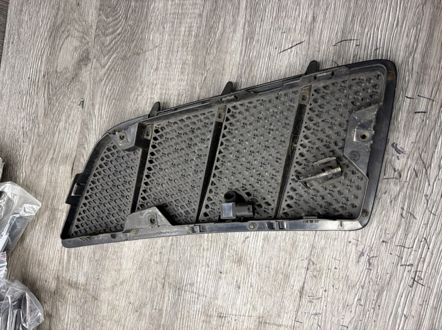 MERCEDES 1648801405 Решетка капота в наличии Ужгород