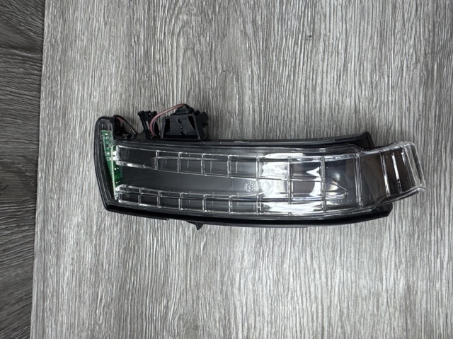 Поворотник левый 2129067401 MERCEDES