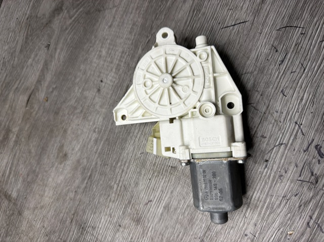 Моторчик стеклоподъемника двери задней, правой 2518200208 MERCEDES