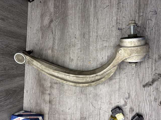 Передний нижний рычаг 4M0407696D VAG