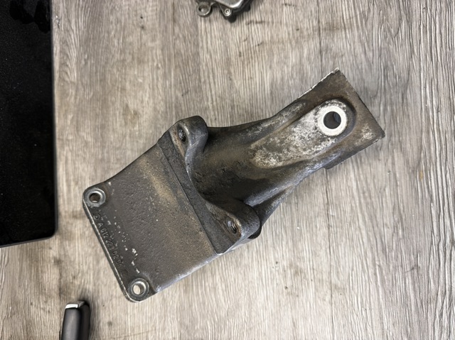 Кронштейн подушки (опоры) двигателя, левой 6122230204 MERCEDES