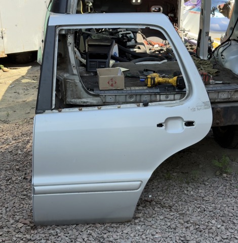 Задняя левая дверь A1637301505 MERCEDES
