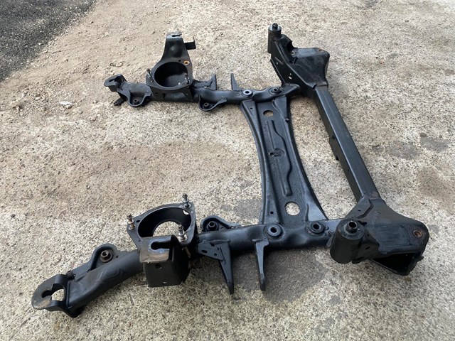Поперечина передней подвески 31116787915 BMW
