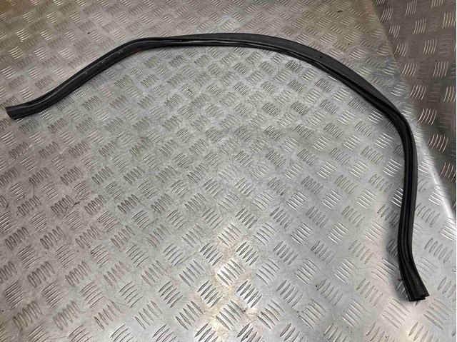 Резинка уплотнительная под капот 51767210736 BMW