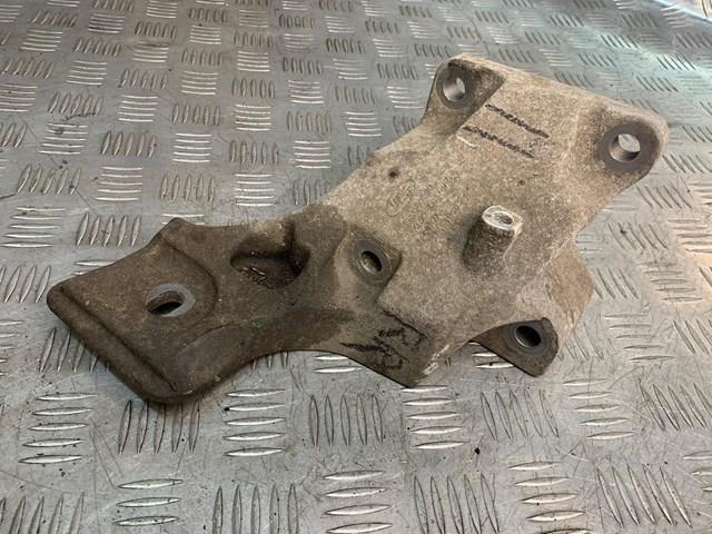 Кронштейн подушки (опоры) двигателя, правой KKU500590 LAND ROVER