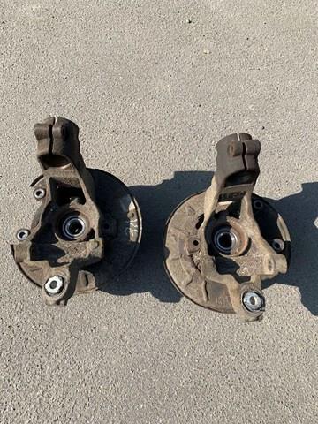 Кулак поворотный правый LR006962 LAND ROVER