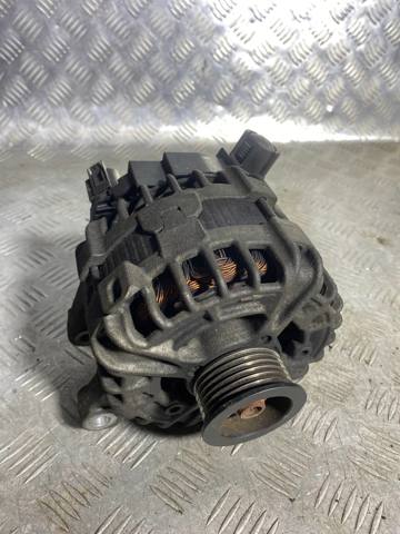 Автомобильный генератор LR079255 LAND ROVER