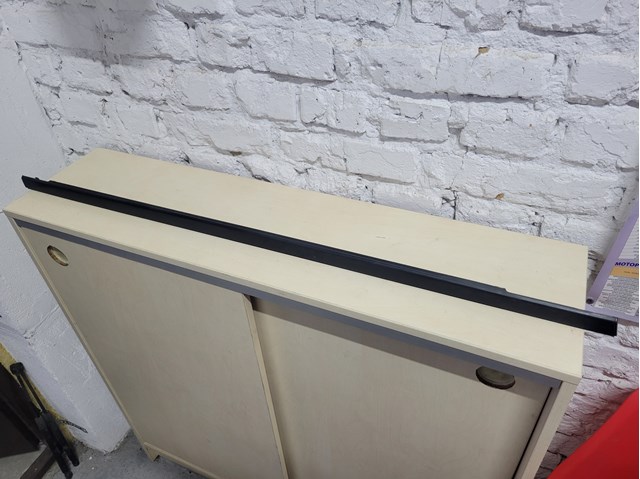 Молдинг опускного стекла двери передней, правой MR525756 MITSUBISHI