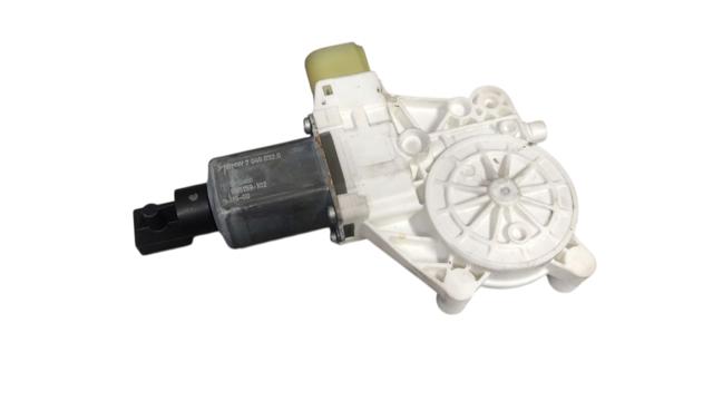 Мотор стеклоподъемника двери передней, правой 7046032 BMW