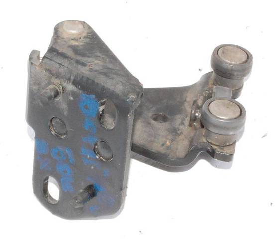 Ролик двери боковой правый центральный 903430 PEUGEOT