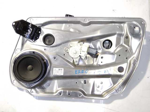 Стеклоподъемник передней правой двери A2047202579 MERCEDES