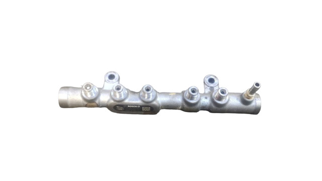 Рампа форсунок системы впрыска топлива LR082273 LAND ROVER