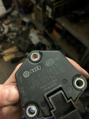 Датчик уровня масла двигателя 03C907660T VAG