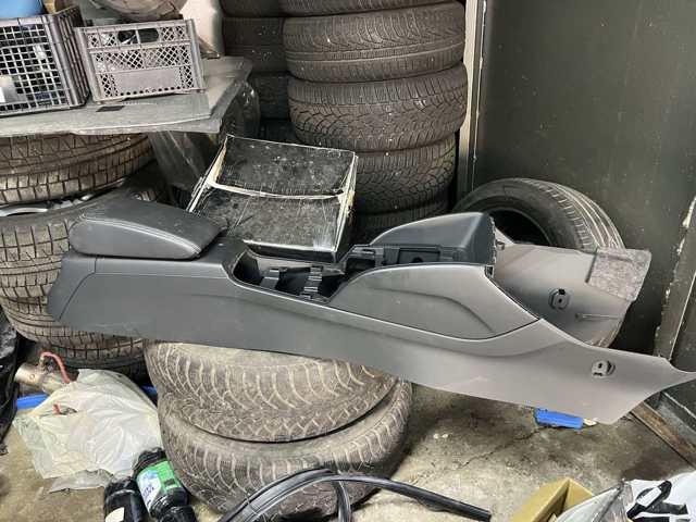 Подлокотник заднего сидения 8V0864207H38M VAG