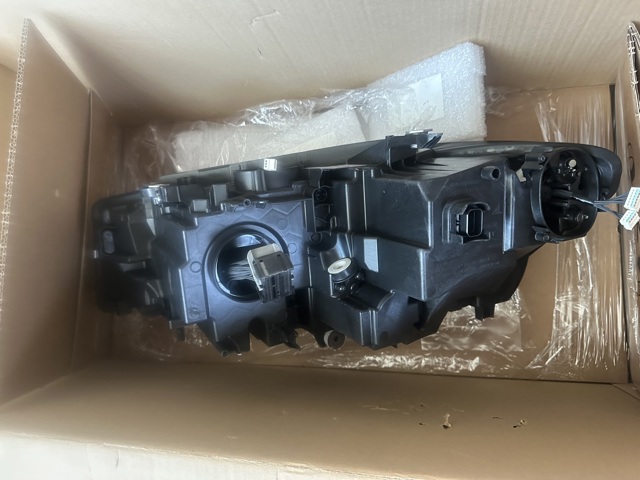 63118496160 BMW Правая фара купить в Львов