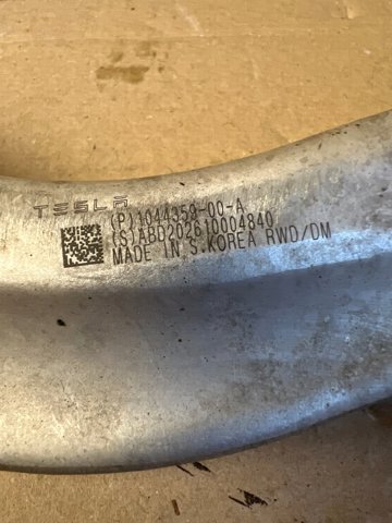 Передний нижний рычаг 104435900A TESLA