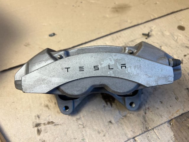 Суппорт тормозной передний правый 104462200E TESLA