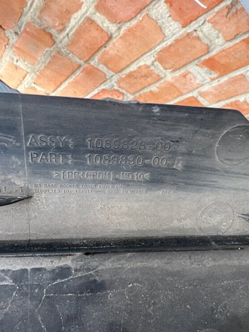 108983000D TESLA Накладка (молдинг) порога наружная левая купить в Полтава