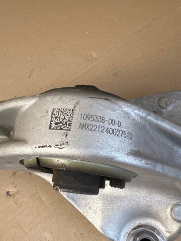 TESLA 109533800D Кронштейн подушки (опоры) двигателя левой в наличии Тернополь