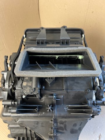 VAG 1EA820353D Корпус печки в сборе в наличии Чернигов