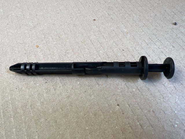 Клипса крепления защиты заднего нижнего рычага 80A512182 VAG