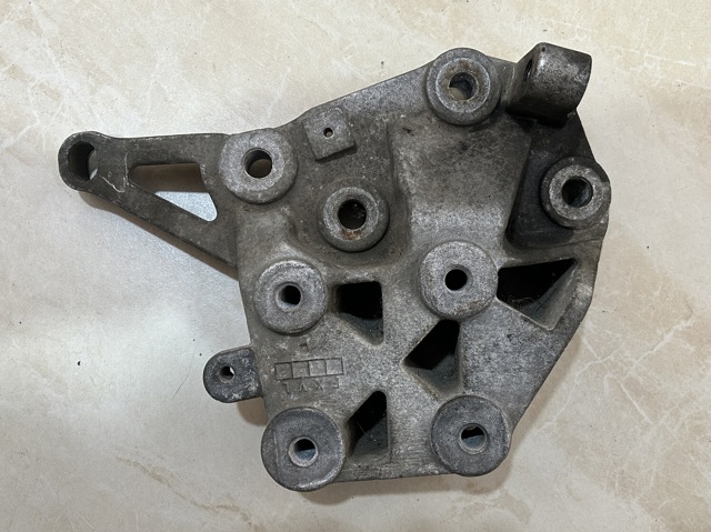 Кронштейн подушки (опоры) двигателя, правой 182132 PEUGEOT