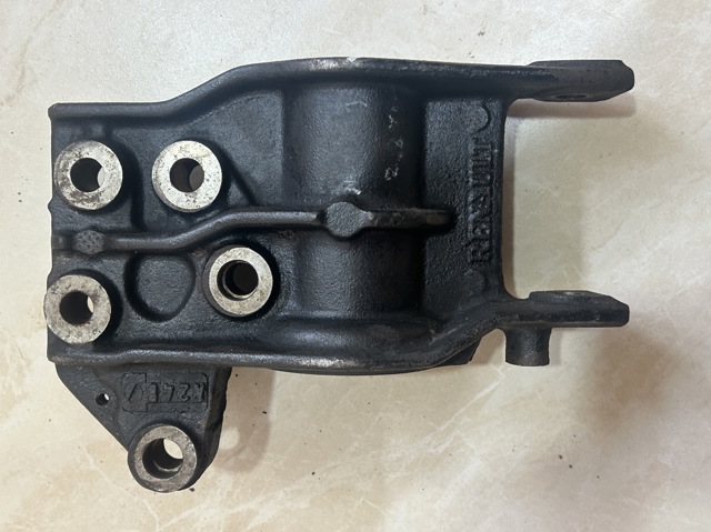 Кронштейн подушки (опоры) двигателя, задней 7700308754 RENAULT
