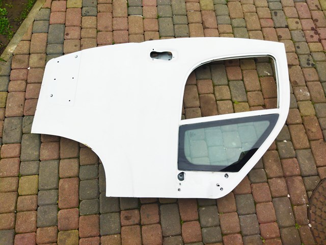 Пассажирская передняя дверь 9004Y1 PEUGEOT