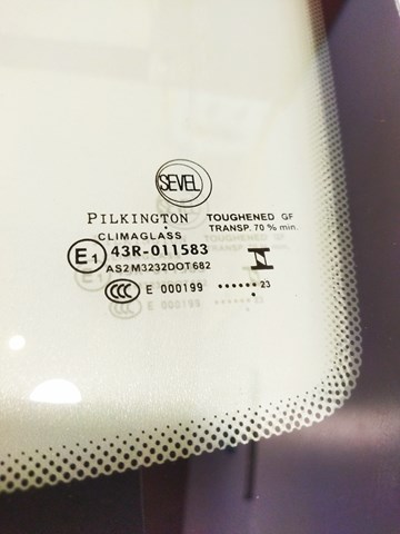 926550 PEUGEOT Стекло-форточка двери передней левой купить в Николаев