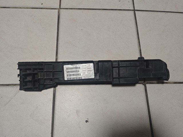 Кронштейн радиатора левый 17117593838 BMW
