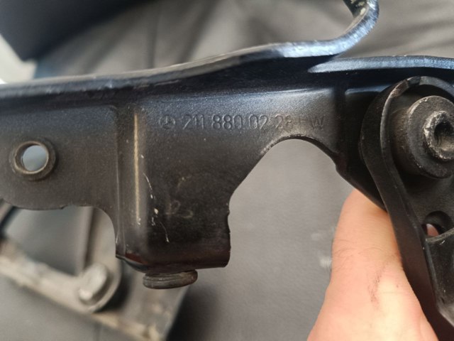 MERCEDES 2118800228 Петля капота правая в наличии Запорожье