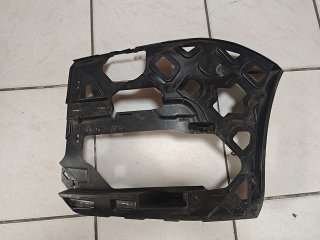 Левый кронштейн переднего бампера 2K5807723 VAG