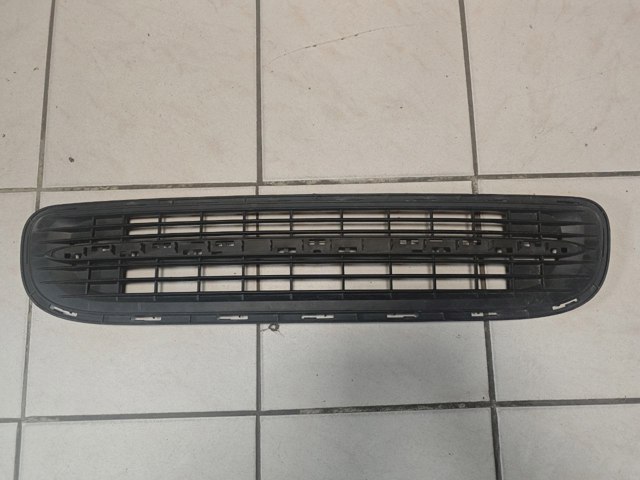 Решетка бампера переднего центральная 51117250785 BMW