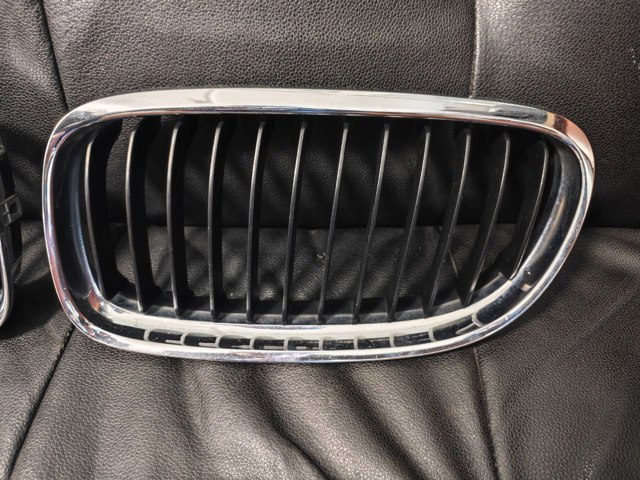 51137201968 BMW Решетка радиатора правая купить в Чернигов