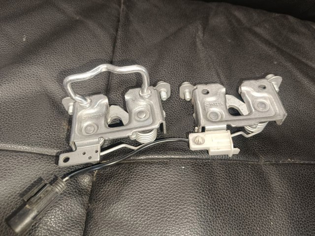 Запор капота (замок и привод замка капота) 51237210731 BMW