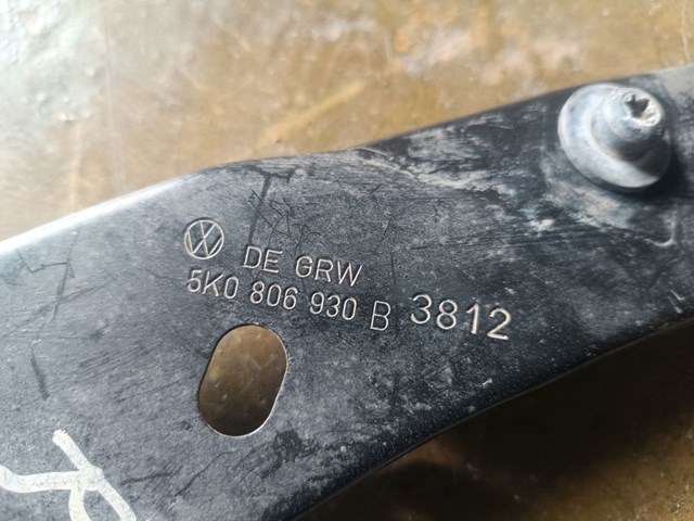 Кронштейн суппорта радиатора, нижний 5K0806930B VAG