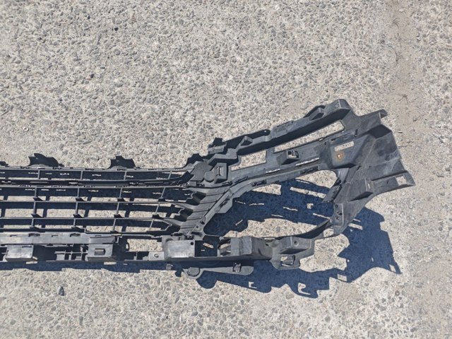 RENAULT 622548143R Решетка бампера переднего центральная в наличии Украина