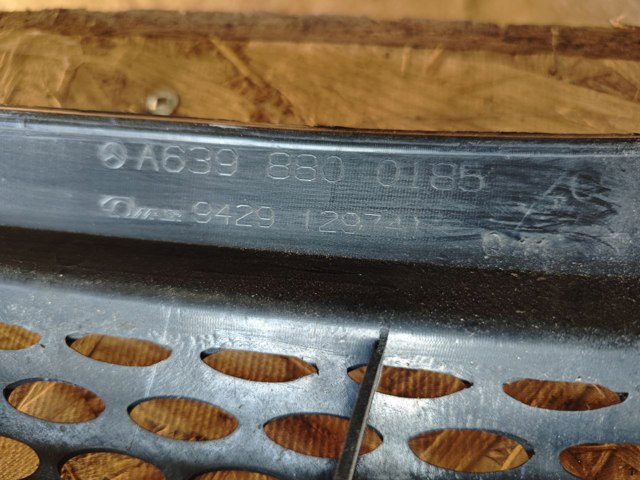 MERCEDES 6398800185 Решетка радиатора в наличии Ровно