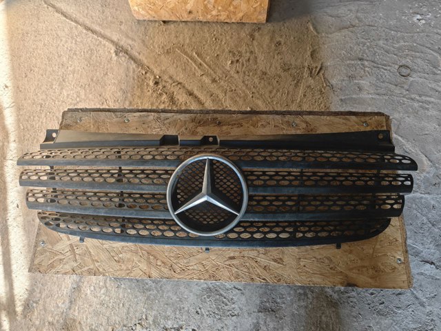 Решетка радиатора 6398800185 MERCEDES