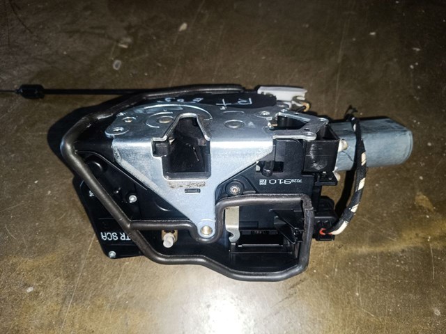 Замок задней двери, правой 7028910 BMW