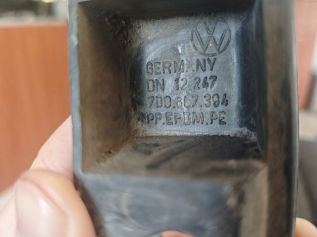 VAG 7D0807394 Направляющая заднего бампера правая в наличии Украина